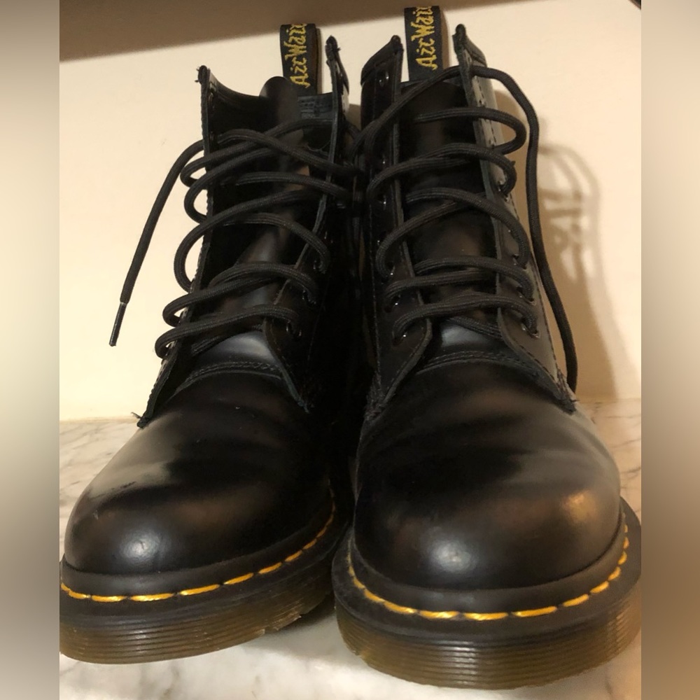 1460 smooth leather lace up Dr marten boots good condition barely worn